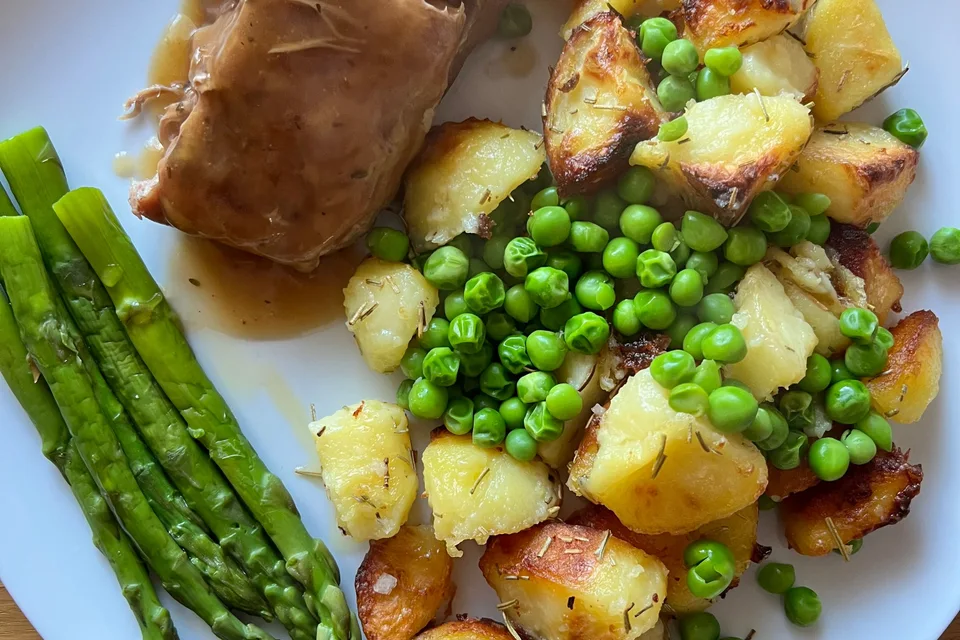 BookNoFees: Contoh foto: Daging babi panggang dengan kuah, kentang panggang, kacang polong dan asparagus