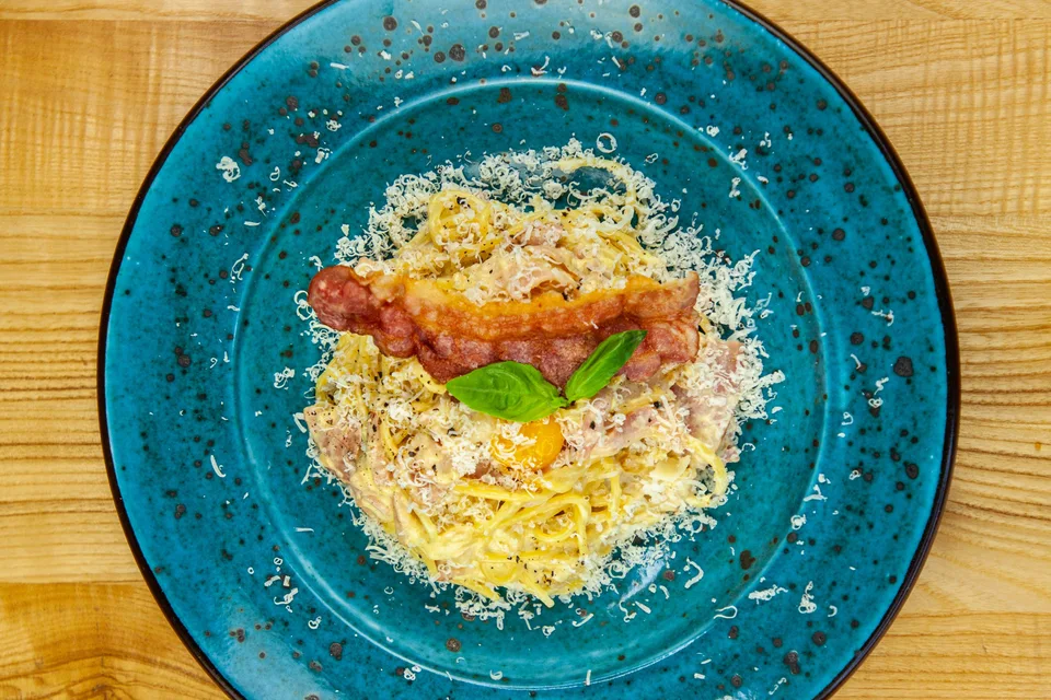 BookNoFees: Contoh foto: Spaghetti carbonara di atas pinggan biru