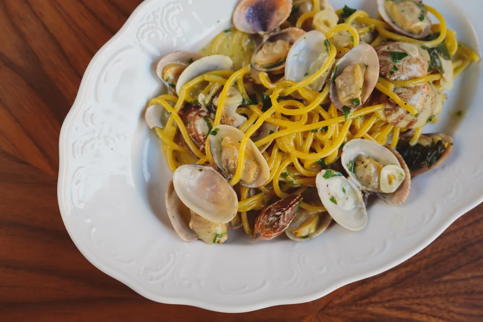 BookNoFees: Contoh foto: Spageti dengan kerang di atas pinggan putih