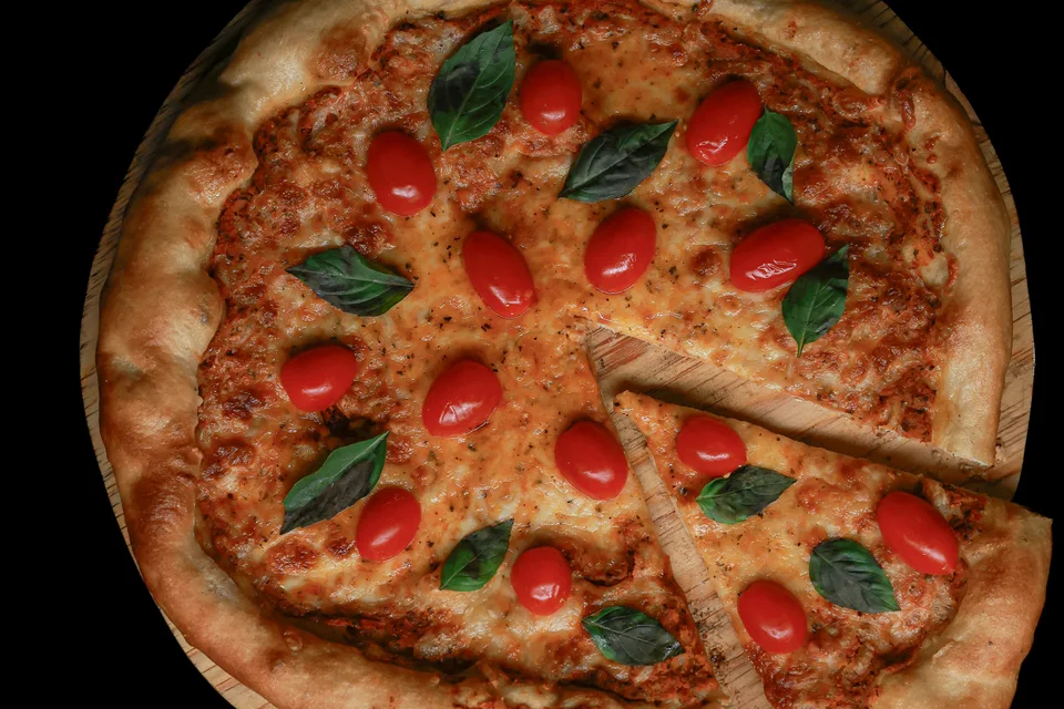 BookNoFees: Contoh foto: Pizza yang di atasnya diletakkan tomato dan daun basil