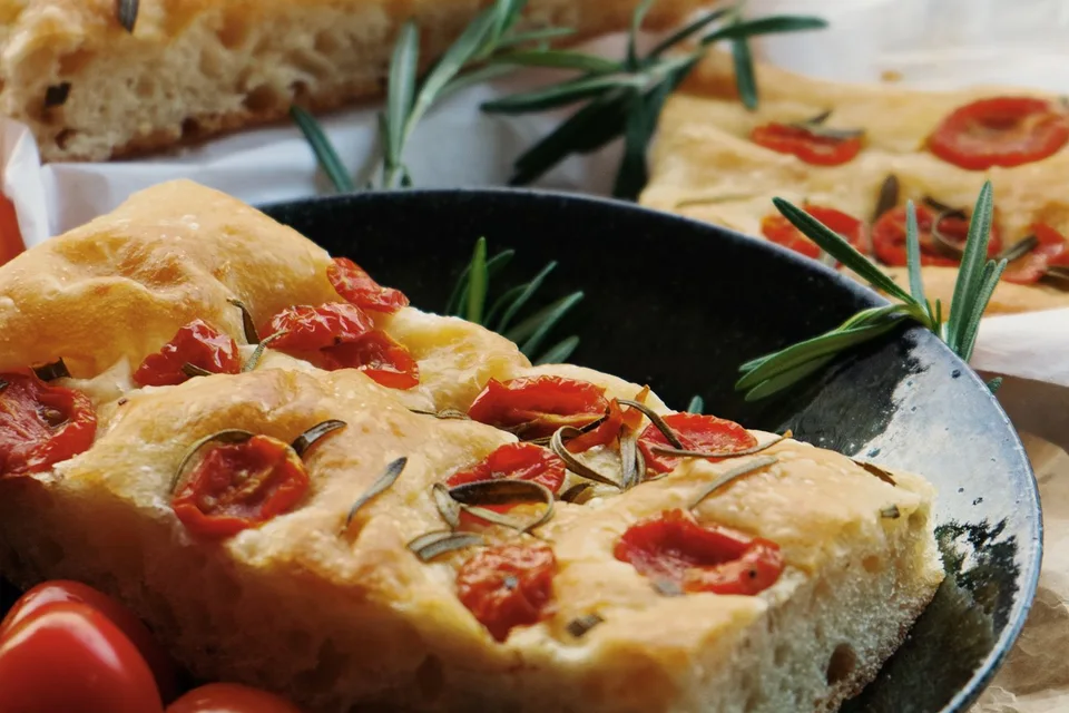 BookNoFees: Contoh foto: Focaccia yang di atasnya diletakkan tomato dan rosemary