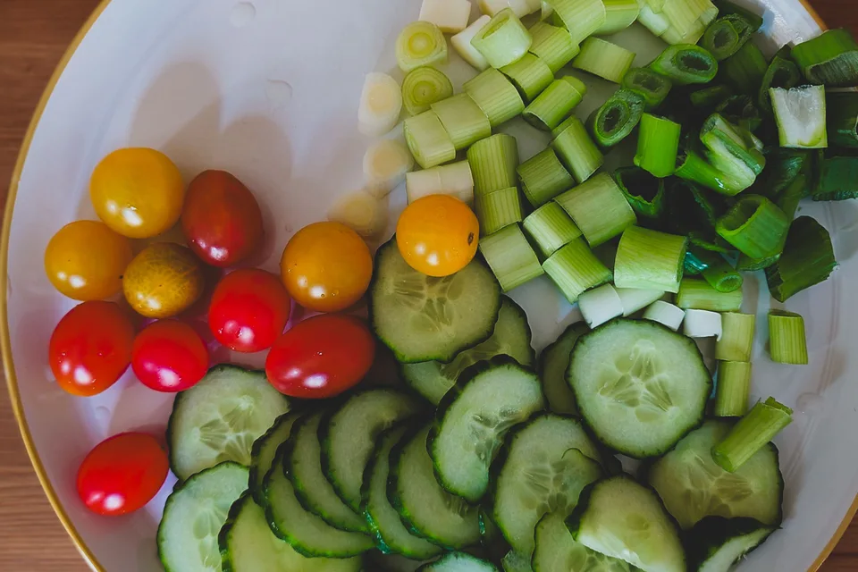 BookNoFees: Contoh foto: Salad sayur dengan timun, tomato dan daun bawang