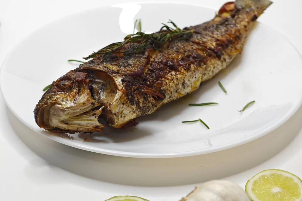 Contoh foto: Ikan panggang utuh di atas pinggan putih